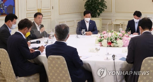 5月26日上午，在青瓦台，韩国总统文在寅邀请五党党首座谈。 韩联社