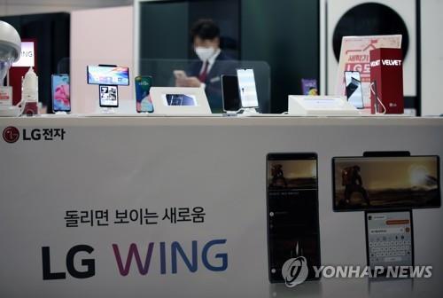 资料图片：LG手机专卖柜台 韩联社