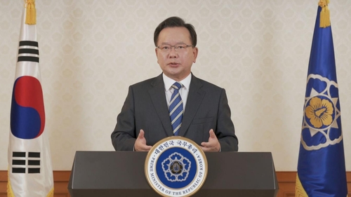 6月2日，韩国国务总理金富谦以视频方式出席“新冠疫苗预先市场采购承诺机制”（COVAX AMC）峰会并发表讲话。 韩联社