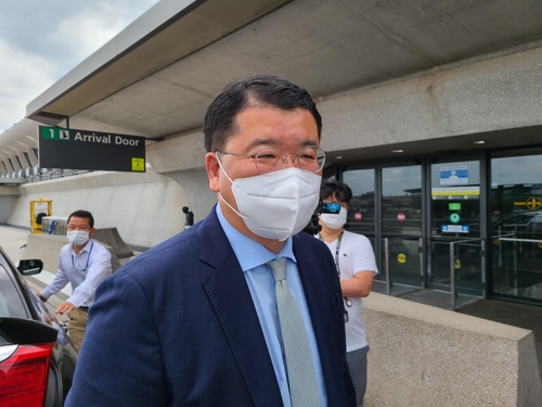 当地时间6月8日，韩国外交部第一次官（副部长）崔钟建抵达美国华盛顿杜勒斯国际机场。 韩联社