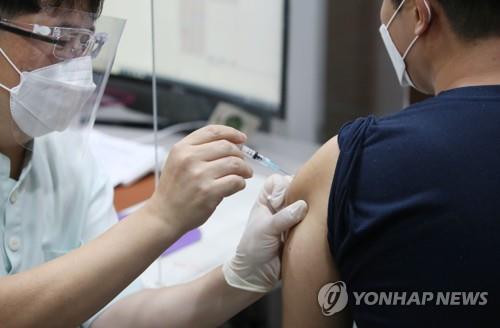 资料图片：6月10日，在首尔一处接种点，一名市民施打杨森新冠疫苗。 韩联社