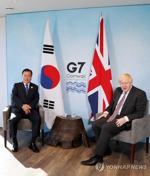 当地时间6月13日，在英国康沃尔，韩国总统文在寅（左）和英国首相鲍里斯·约翰逊举行会谈。 韩联社