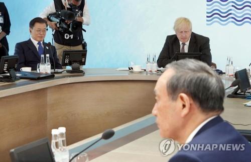 当地时间6月13日，七国集团（G7）领导人第三场扩大会议在英国康沃尔卡比斯贝举行。左起依次是韩国总统文在寅、英国首相鲍里斯·约翰逊、日本首相菅义伟。 韩联社