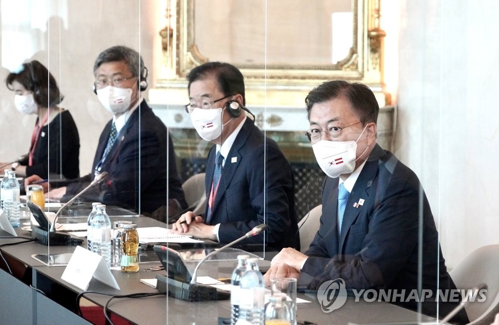 当地时间6月14日，在位于奥地利首都维也纳的总理室，正在对奥地利进行国事访问的韩国总统文在寅（右一）与奥地利总理塞巴斯蒂安·库尔茨举行扩大会谈。 韩联社