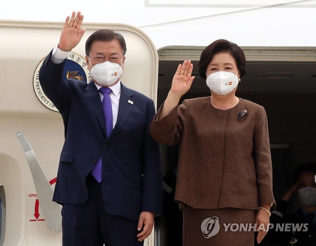 当地时间6月15日，韩国总统文在寅和夫人金正淑抵达马德里巴拉哈斯机场，向前来欢迎的人群挥手致意。 韩联社