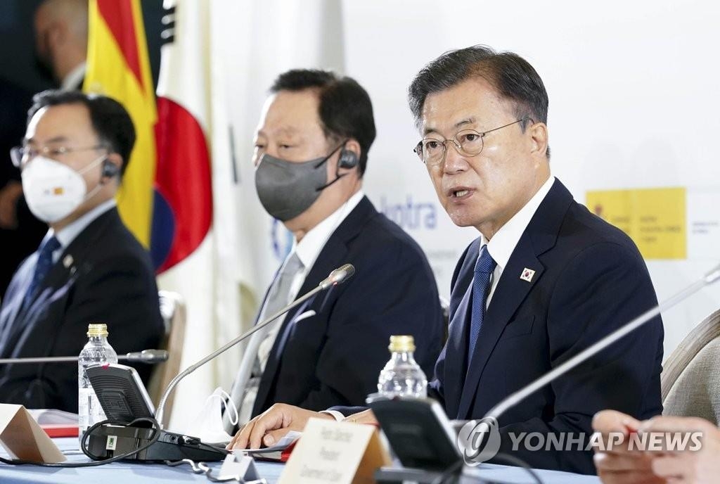 6月16日，在马德里，韩国总统文在寅（右一）出席“韩国-西班牙绿色与数字商务论坛”并发表讲话。 韩联社