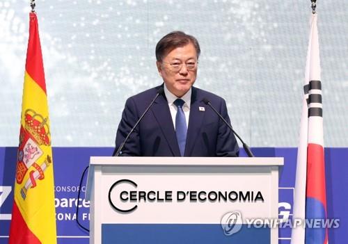 当地时间6月16日，在巴塞罗那，正在西班牙访问的韩国总统文在寅出席经济人协会例行论坛开幕晚宴并发言。 韩联社