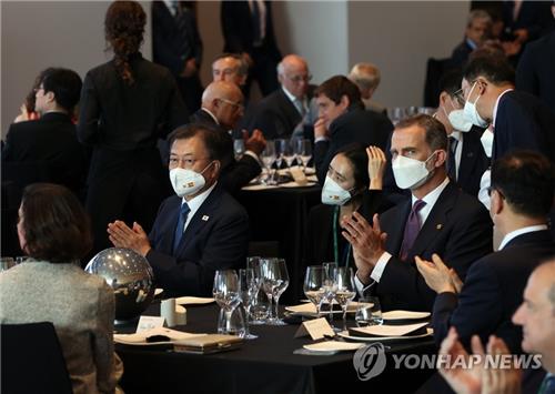 当地时间6月16日，在巴塞罗那，正在西班牙访问的韩国总统文在寅（左）与西班牙国王费利佩六世出席经济人协会例行论坛开幕晚宴。 韩联社