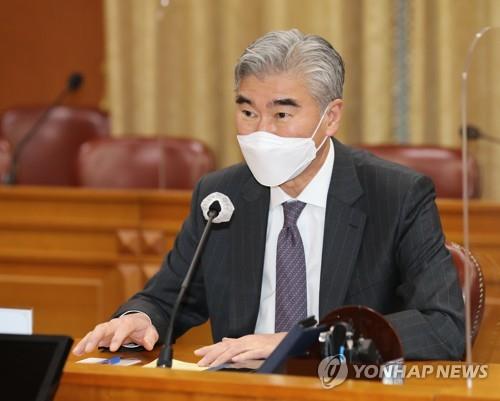资料图片：2021年3月19日，在韩国外交部，星·金会见韩国对朝代表鲁圭悳。 韩联社