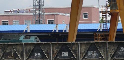 资料图片：2021年5月29日，在位于丹东的一火车站，印有朝鲜地名“西浦”（左）的货车车厢空着。 韩联社