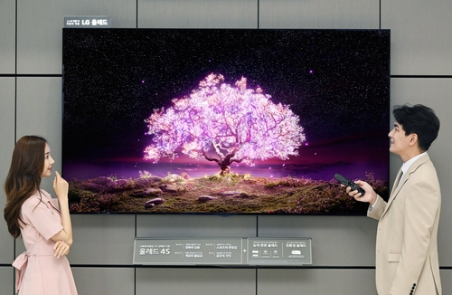 LG电子推出83英寸OLED电视 韩联社/LG电子供图（图片严禁转载复制）