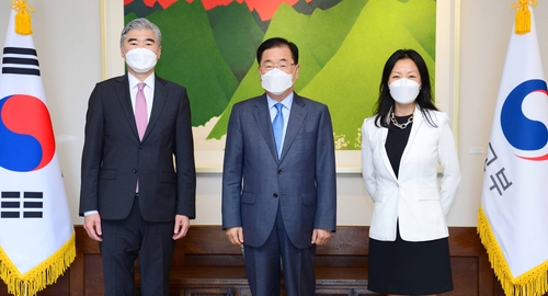6月21日，韩国外交部长官郑义溶（中）在外长公馆同美国国务院对朝特别代表星·金（左）和美国对朝特别副代表、负责东亚和太平洋事务的助理国务卿正·朴合影留念。 韩联社/外交部供图（图片严禁转载复制）