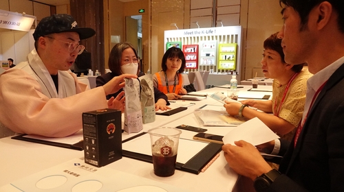 6月23日，在上海朗廷酒店，韩国企业人士与中国客商进行洽谈。 韩联社