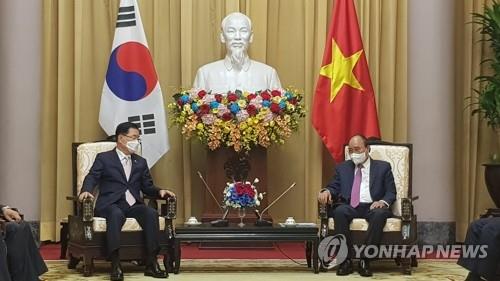 当地时间6月23日，在越南河内，正在越南访问的韩国外交部长官郑义溶（左）拜会越南国家主席阮春福。 韩联社