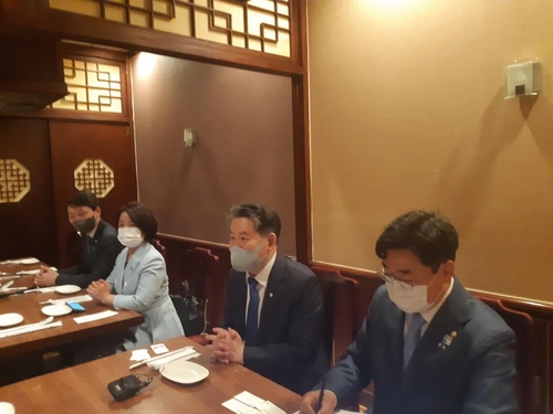 当地时间6月23日，在位于美国华盛顿的一家餐厅，韩国国会和平外交论坛访美团举行特派记者座谈会。左起民主党议员金敏彻、正义党议员李恩周、民主党议员金炅侠和朴赞大。 韩联社