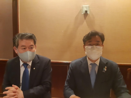 当地时间6月23日，在位于美国华盛顿的一家餐厅，韩国国会和平外交论坛访美团举行特派记者座谈会。图为在座谈会发言的民主党议员金炅侠（左）和朴赞大。 韩联社