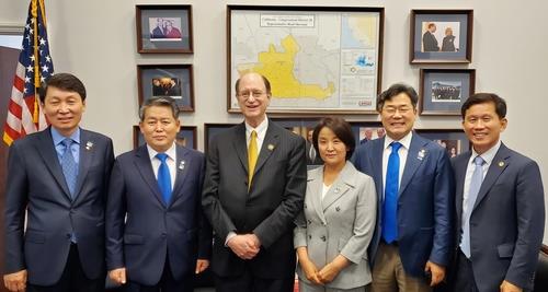 资料图片：当地时间6月22日，在华盛顿特区众议院大楼，韩国国会和平外交论坛访美团一行与美国民主党众议员谢尔曼（左三）合影留念。 韩联社/国会和平外交论坛供图（图片严禁转载复制）