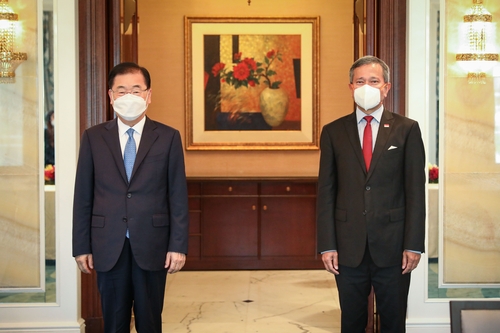 6月24日，外交部长官郑义溶（左）同新加坡外长维文举行早餐会。图为二人合影留念。 韩联社/外交部供图（图片严禁转载复制）