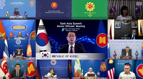 6月24日晚，金健（中）代表韩国出席东亚峰会高官会。 韩联社/外交部供图（图片严禁转载复制）