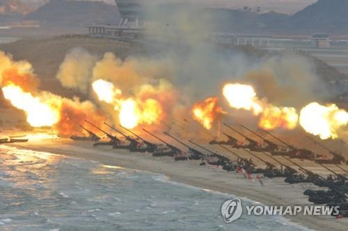 资料图片：朝鲜远程放射炮训练 韩联社