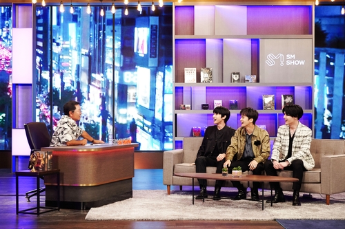 SM娱乐总制作人李秀满（左）和NCT成员道英、马克、钱锟 SM娱乐沟供图（图片严禁转载复制）
