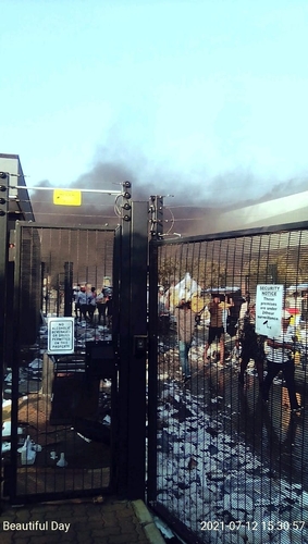 当地时间7月12日，位于南非德班的LG电子工厂遭纵火洗劫。 当地侨民供图（图片严禁转载复制）