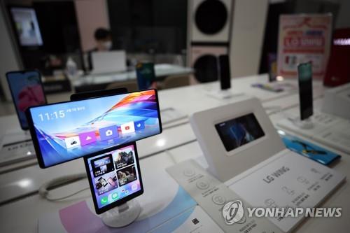 资料图片：LG电子商店陈列着LG智能手机。 韩联社