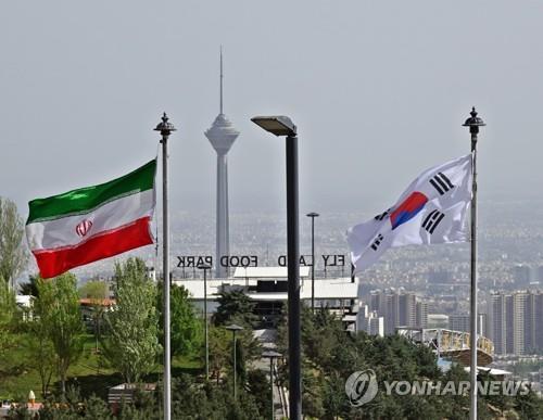伊朗国旗（左）和韩国国旗 韩联社