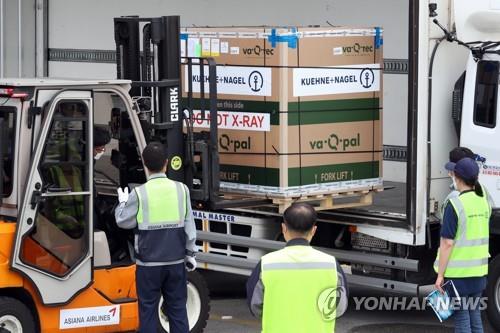 资料图片：6月1日，首批莫德纳疫苗运抵仁川国际机场。 韩联社