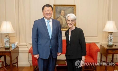 资料图片：当地时间6月9日，在华盛顿，韩国外交部第一次官崔钟建（左）会见美国副国务卿温迪·谢尔曼。 韩联社