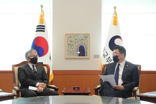 资料图片：7月17日，在韩国外交部大楼，外交部第一次官崔钟建（右）约见日本驻韩大使相星孝一。 韩联社