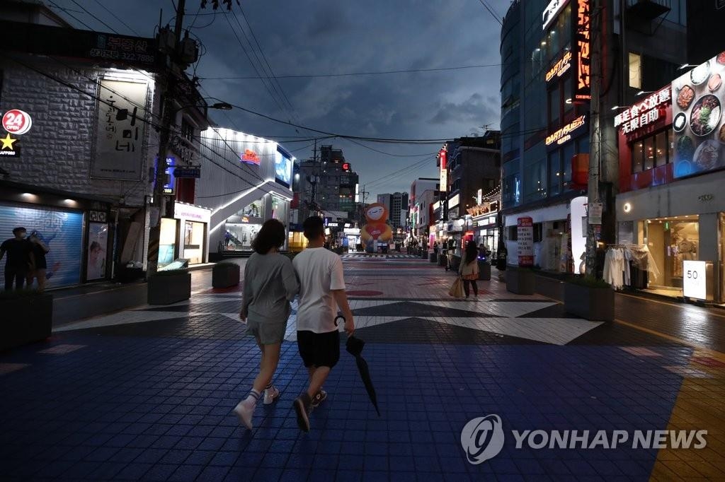 资料图片：首尔弘大街头 韩联社
