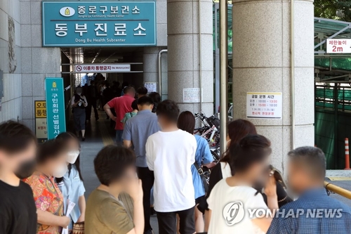 资料图片：7月22日上午，在首尔市钟路区居民会馆，市民排队等候核酸检测。 韩联社