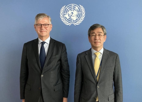 当地时间7月21日,在位于纽约的联合国总部,韩国外交部多边外交协调官咸相旭(右)与联合国维持和平行动部(DPO)副秘书长让-皮埃尔·拉克鲁瓦举行高级别政策磋商前合影。 韩联社/外交部供图(图片严禁转载复制)