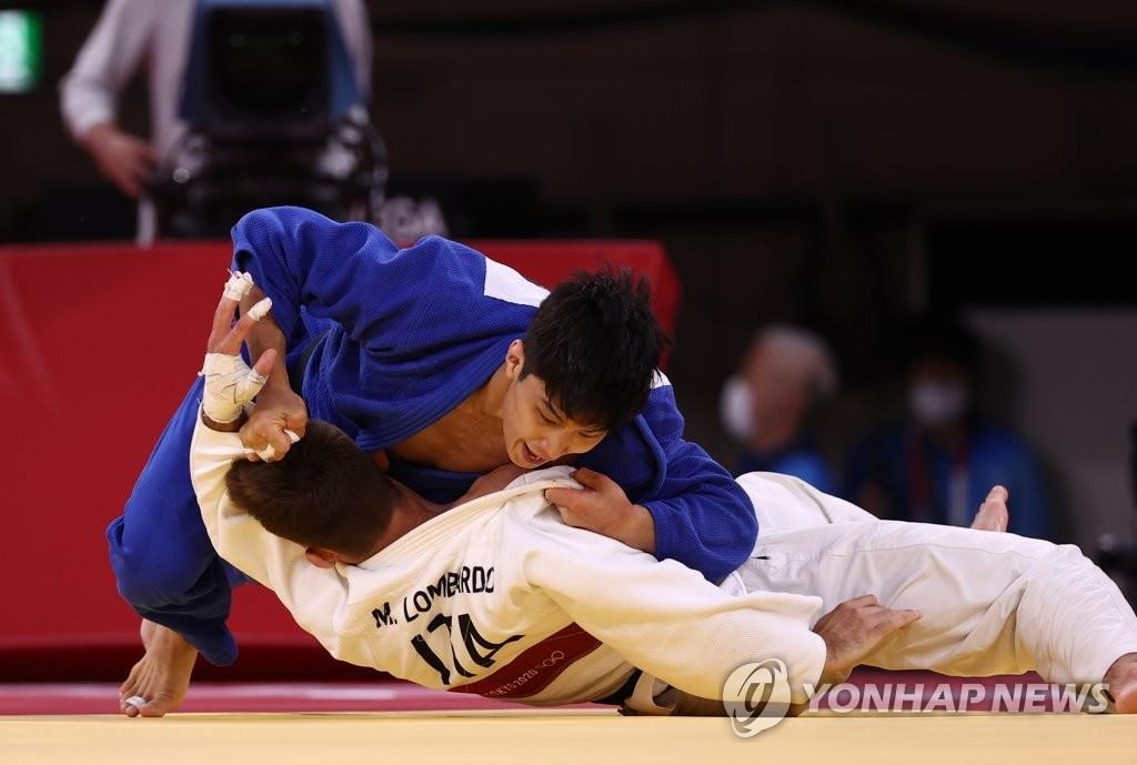 7月25日，在日本武道馆进行的东京奥运会男子柔道66公斤级铜牌争夺赛上，安保罗（左）背摔对手获胜，夺得铜牌。 韩联社