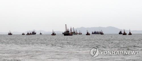 资料图片：在西部海域北方界线一带非法捕捞的中国渔船 韩联社