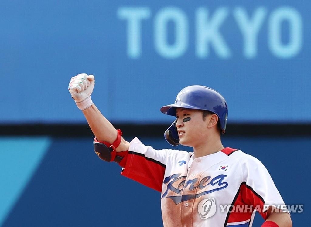 8月2日，东京奥运会棒球淘汰赛第二轮韩国对阵以色列的比赛在日本横滨棒球场进行。图为韩国选手朴海旻庆祝胜利。 韩联社
