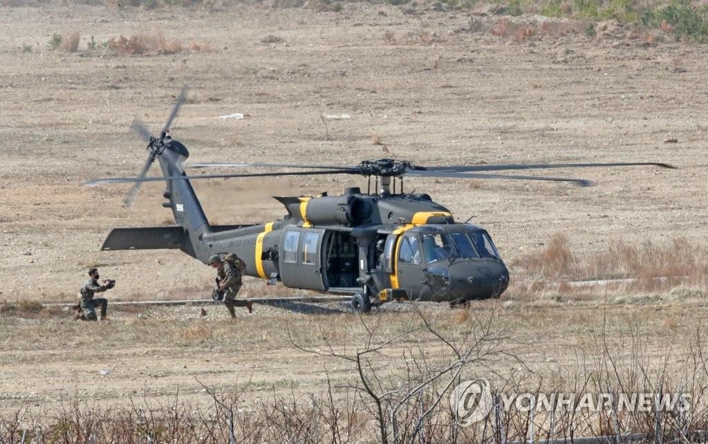 资料图片：2021年3月25日，在庆尚北道浦项市北区松罗面海岸，参加韩美海军陆战队联合演习的美军下机后“深入敌境”探测。 韩联社