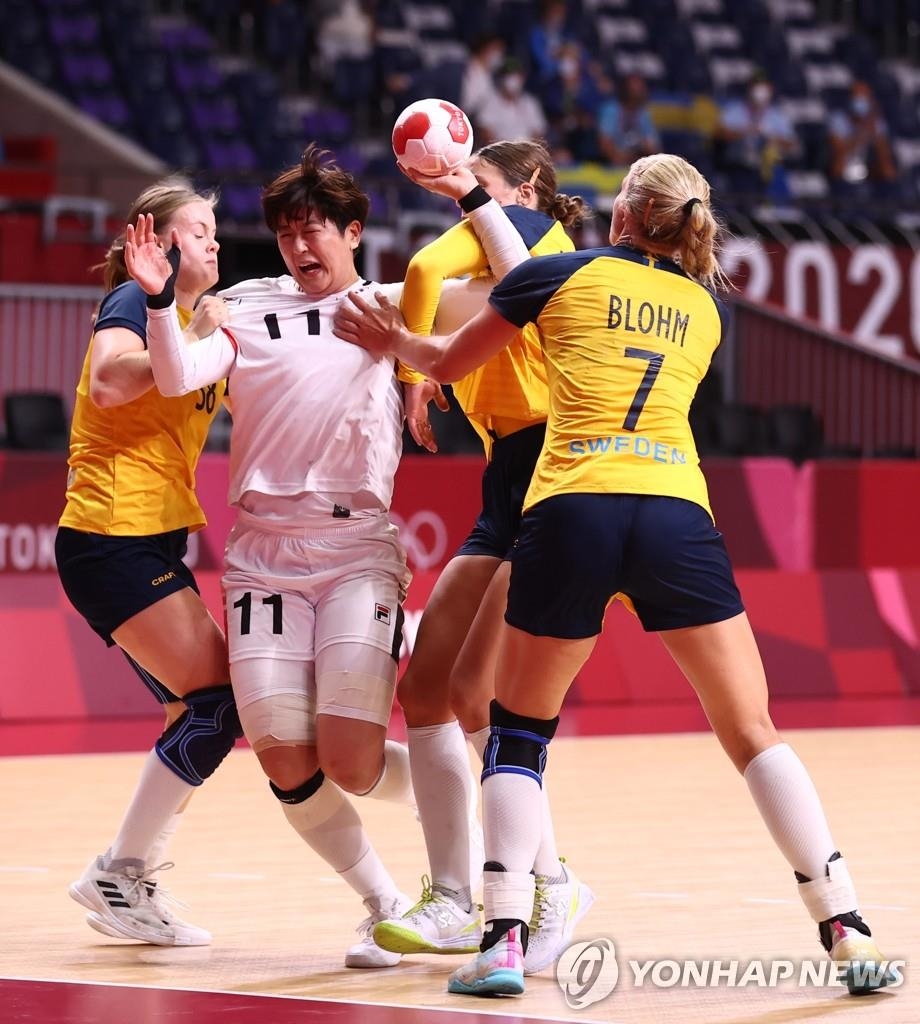 8月4日，在日本国立代代木竞技场进行的女子手球1/4决赛上，韩国球员柳殷僖遭瑞典队三人阻击。 韩联社