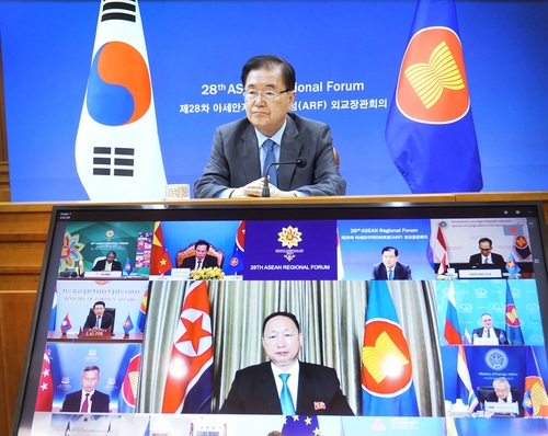 8月6日，韩国外长郑义溶（上）在线出席东盟地区外交论坛。图为郑义溶听取朝鲜驻东盟使团大使兼驻印尼大使安光日发言。 韩联社/外交部供图（图片严禁转载复制）