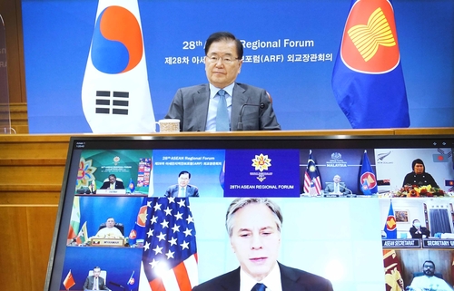 资料图片：8月6日，韩国外长郑义溶（上）在线出席东盟地区外交论坛。图为郑义溶听取朝鲜驻东盟使团大使兼驻印尼大使安光日发言。 韩联社/外交部供图（图片严禁转载复制）