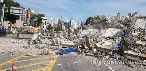 图为光州拆迁楼倒塌事故现场，摄于6月9日。 韩联社/光州消防本部供图（图片严禁转载复制）