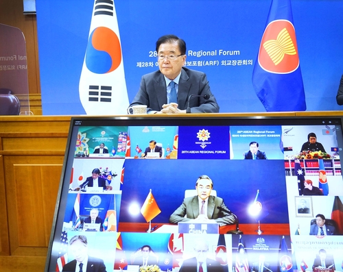 8月6日，韩国外长郑义溶（上）在线出席东盟地区外交论坛。 外交部供图（图片严禁转载复制）