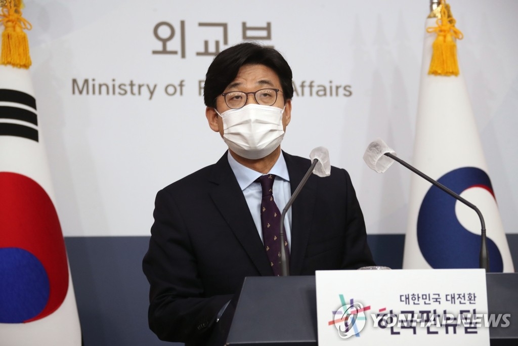 8月25日，韩国外交部第二次官崔钟文举行记者会。 韩联社