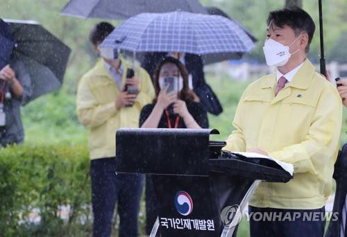8月27日，在国家公务员人才开发院，法务部次官（副部长）姜声国发表讲话。 韩联社