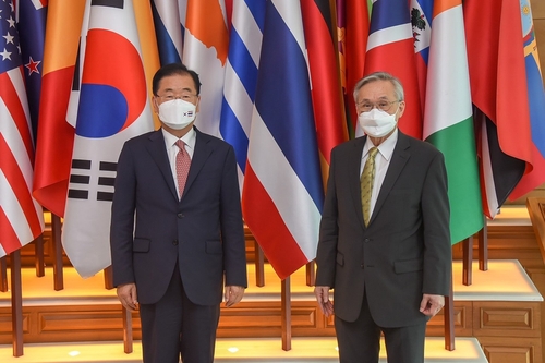 8月27日，在泰国曼谷，韩国外长郑义溶（左）同泰国外长敦举行会谈。 韩联社/外交部供图（图片严禁转载复制）