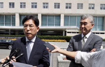 当地时间8月30日，在美国国务院办公楼前，韩国外交部韩半岛和平交涉本部长鲁圭悳（左）和美国对朝特别代表星·金答记者问。 韩联社/华盛顿联合记者团