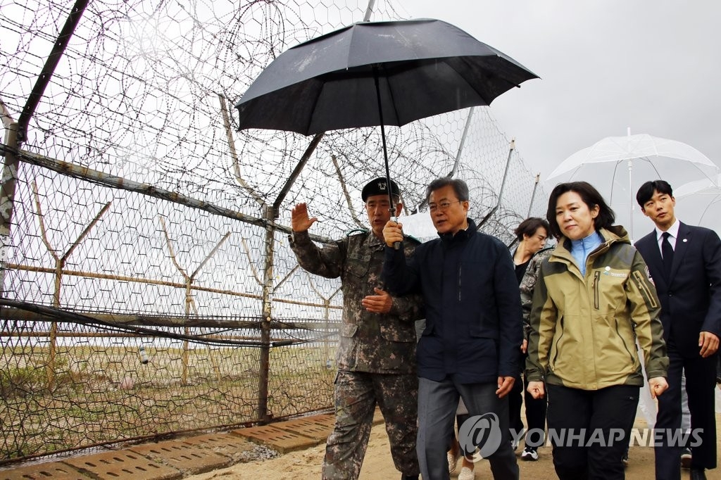 资料图片：文在寅（左二）探访韩朝非军事区的“和平之路”。 韩联社