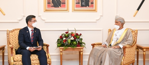 9月1日，在马斯喀特，国防部长官徐旭（左）同阿曼国防事务副首相谢哈卜·本·塔里格·阿勒赛义德举行会谈。 韩联社/国防部供图（图片严禁转载复制）