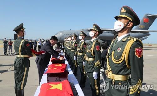 资料图片：2020年9月27日，在仁川国际机场，韩中两国举行第七次中国志愿军遗骸交接仪式。 韩联社/国防部供图（图片严禁转载复制）
